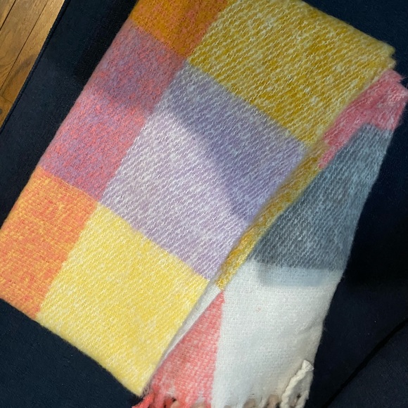 Steve Madden large check scarf/shawl, never worn - Picture 3 of 7